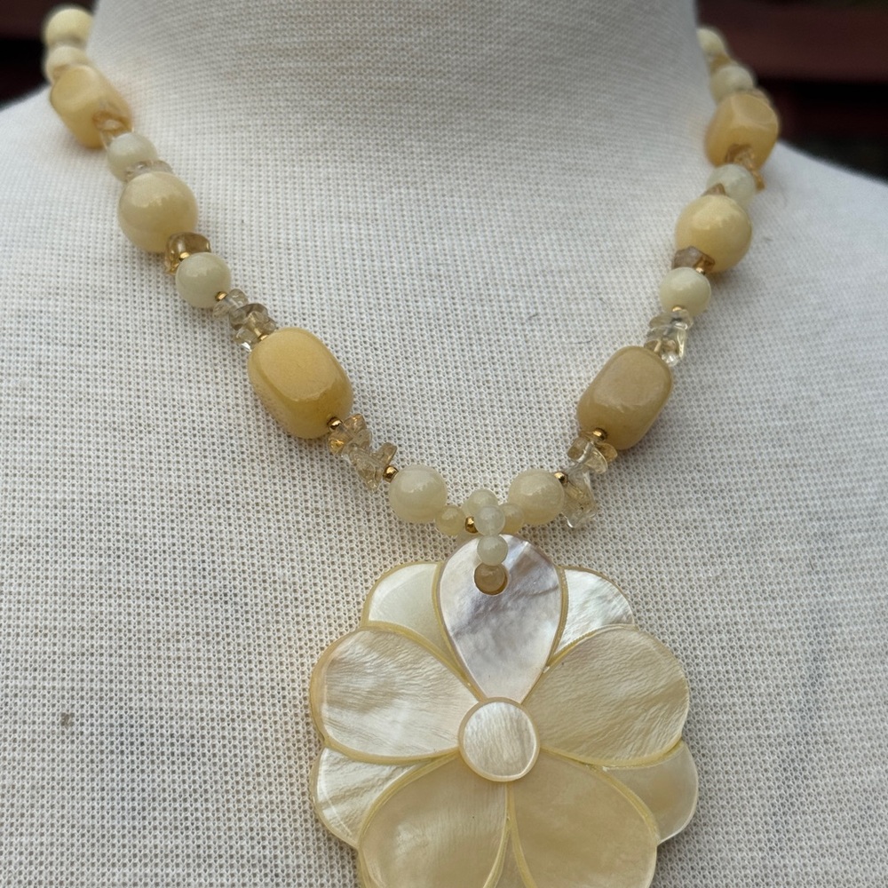 Vintage Cream Floral Pendant Necklace - Picture 2 of 3